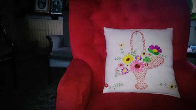 Haftowana poduszka z motywem kwiatowym