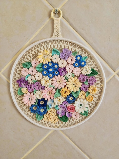 Kolorowy haft na płótnie